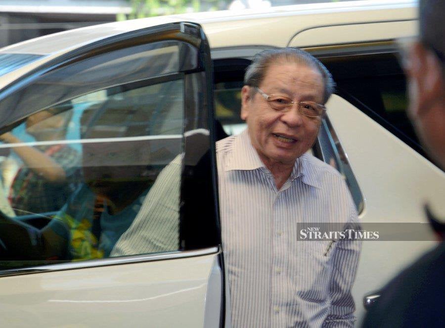 (FILE PHOTO) DAP veteran Lim Kit Siang has shown his true colours by saying that the Federal Constitution does not bar non-Malay to be a prime minister, said Umno supreme council member Datuk Hasmuni Hassan. -NSTP FILE/HAIRUL ANUAR RAHIM