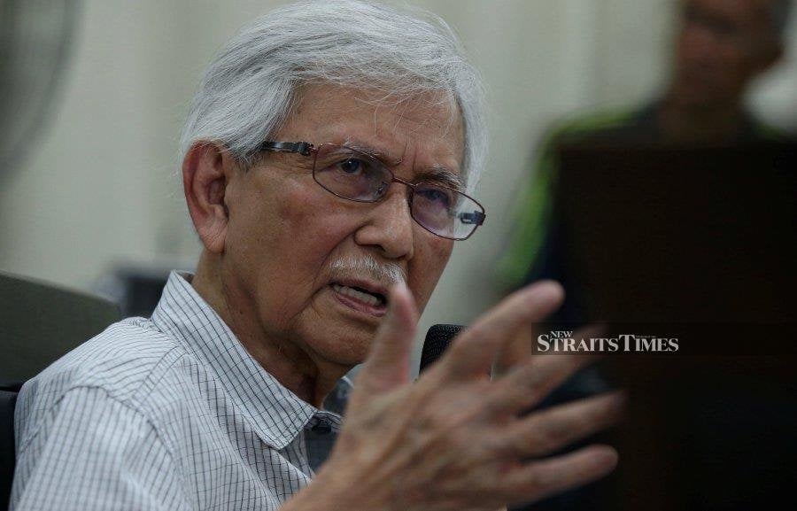 (FILE PHOTO) Former finance minister Tun Daim Zainuddin. Tun Daim and his family has filed a judicial review to challenge the Malaysian Anti-Corruption Commission’s (MACC) probe into their financial dealings. -NSTP FILE