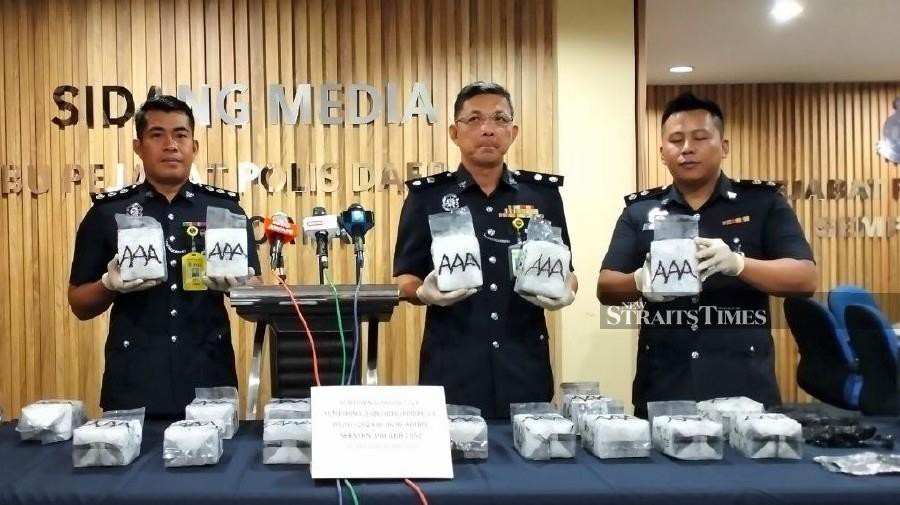 Police foiled an attempt by three men to smuggle out more than 20 kg of drugs, believed to be syabu, worth about RM1 million, to a neighbouring country when they were arrested in a raid at the Semporna public jetty. -NSTP/ABDUL RAHEMANG TAIMING