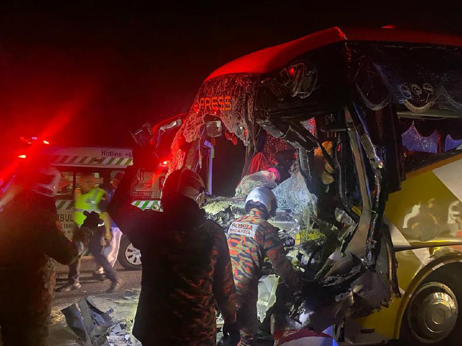 An express bus driver was killed while his seven passengers were injured when the vehicle he was driving rammed into the rear of a trailer at KM220.4 of the North-South Expressway (PLUS) northbound. -PIC COURTESY OF PDRM