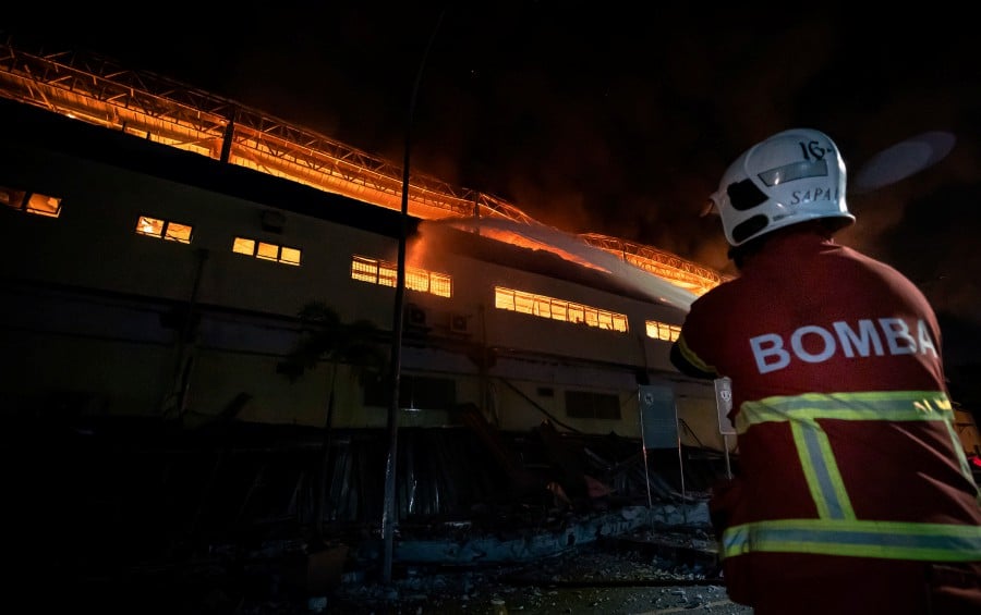 A total of 123 personnel including 70 firefighters, 22 police officers, and members from various other were involved in the firefighting operation at the Mydin Hypermarket in Kampung Manjoi. -BERNAMA PIC