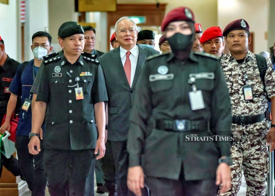 The second witness in the SRC International suit against former prime minister Datuk Seri Najib Razak (centre) said the three entities were not legitimate funds. -NSTP/ROHANIS SHUKRI
