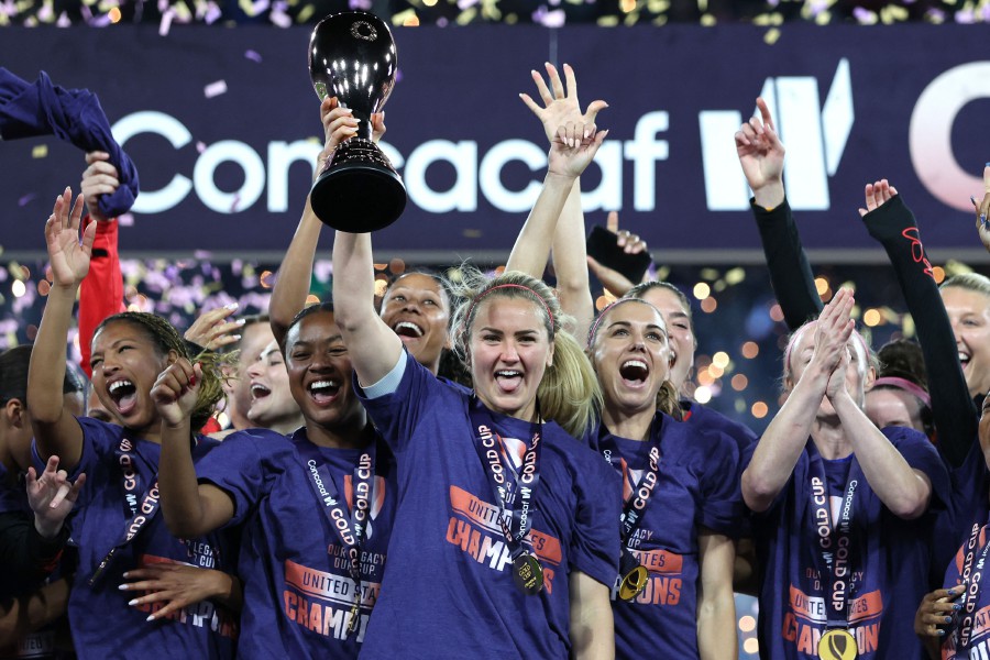 SAN DIEGO, CALIFORNIA - MARCH 10: Lindsey Horan #10 of the United States and teammates celebrate with the trophy after winning the 2024 Concacaf W Gold Cup Final against Brazil at Snapdragon Stadium on March 10, 2024 in San Diego, California. Sean M. Haffey/Getty Images/AFP (Photo by Sean M. Haffey / GETTY IMAGES NORTH AMERICA / Getty Images via AFP)