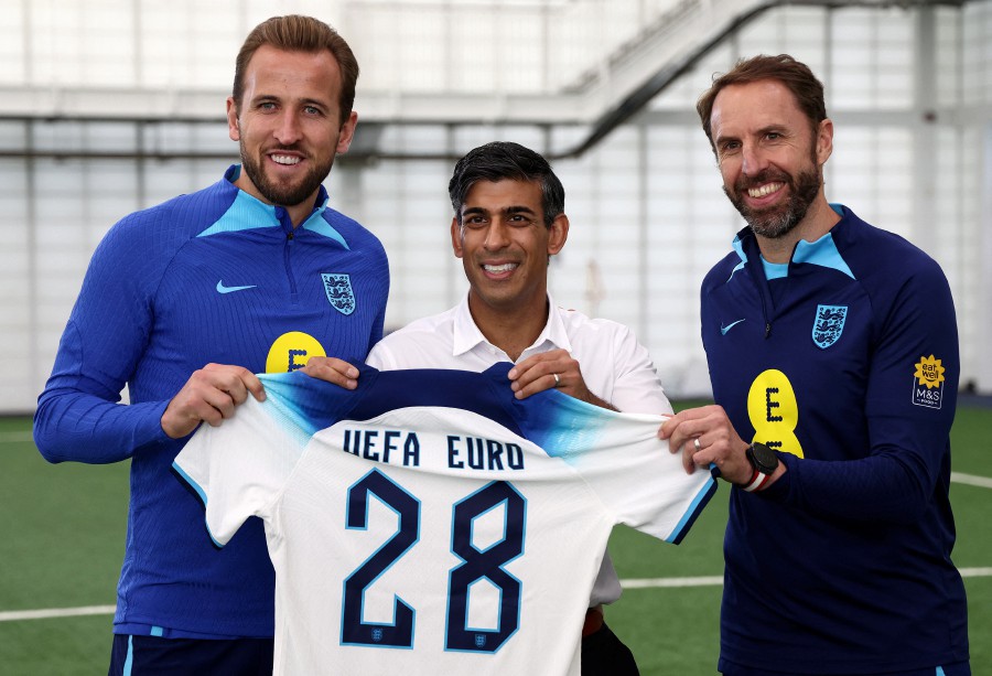 Britain's Prime Minister Rishi Sunak (centre) poses with England striker Harry Kane and England Manager Gareth Southgate during a visit to St George's Park in Burton-on-Trent, Britain. Seven years after awarding Euro-2024 to Germany, UEFA announced the hosts for the next two editions: The United Kingdom and Ireland are due to host the tournament together in 2028, followed by the unprecedented tandem of Italy and Turkey in 2032. -REUTERS/DARREN STAPLES