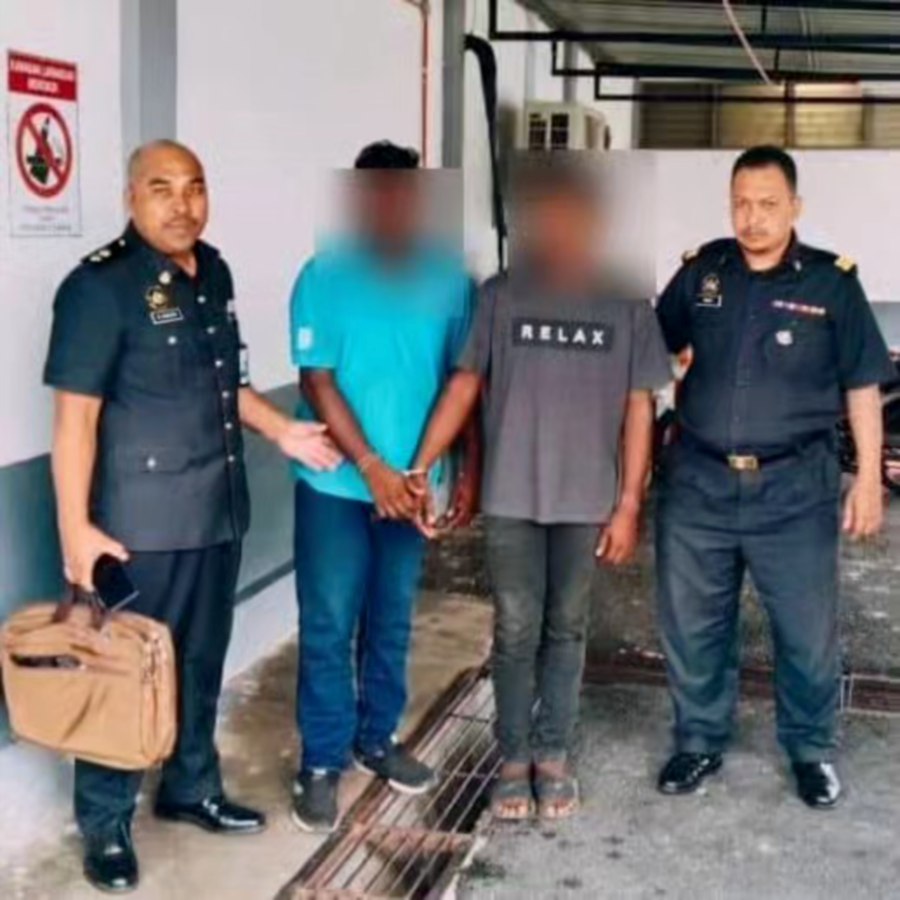 The Kelantan Domestic Trade and Cost of Living Ministry awarded a seven-day remand to two individuals who were arrested with 6,800kgs of subsidised 1kg cooking oil. -PIC CREDIT: FACEBOOK/KPDN KELANTAN