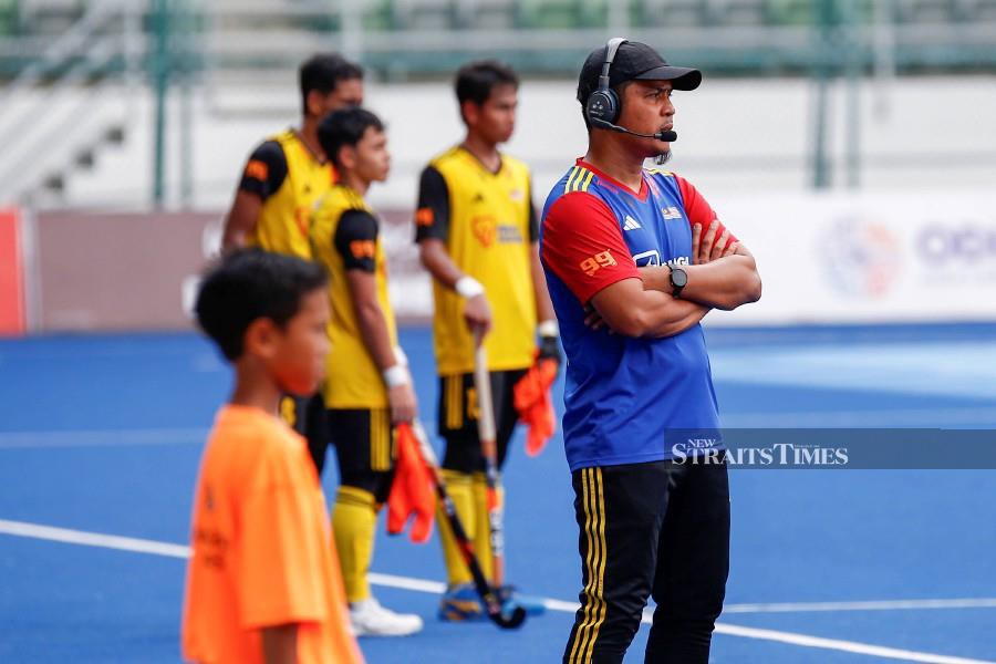 Coach Amin Rahim (right) criticised his team for lacking intensity, converting only two of their 16 penalty corner attempts. The Young Tigers defeated Egypt 4-1 in today’s Junior World Cup (JWC) ninth-16th classification match at the National Hockey Stadium in Bukit Jalil. -NSTP/AIZUDDIN SAAD