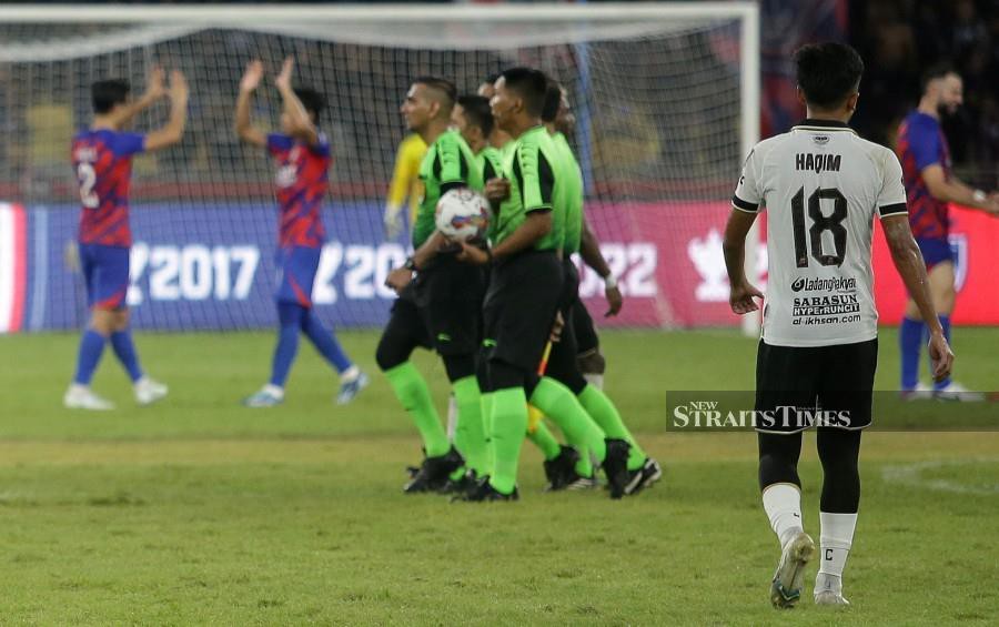 Despite receiving criticism from fans, the FA of Malaysia (FAM) has defended referee S. Logeswaran for his decisions, some of which were deemed controversial, during last week’s Malaysia Cup final clash between Johor Darul Ta’zim (JDT) and Terengganu. -NSTP FILE/ASWADI ALIAS