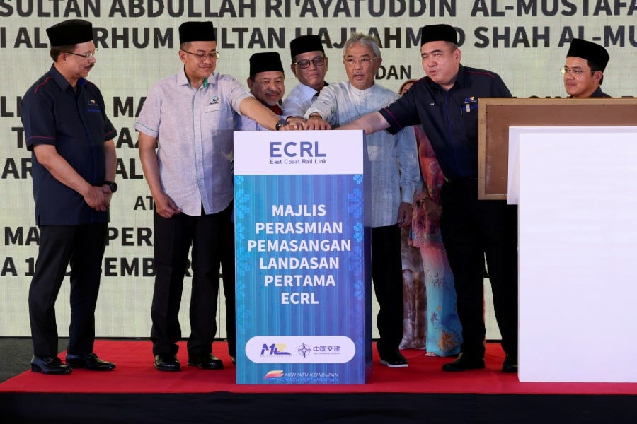  The East Coast Rail Link (ECRL), a mega-rail project, which is expected to be completed in Dec 2026, reached 56.3 per cent completion. -BERNAMA PIC