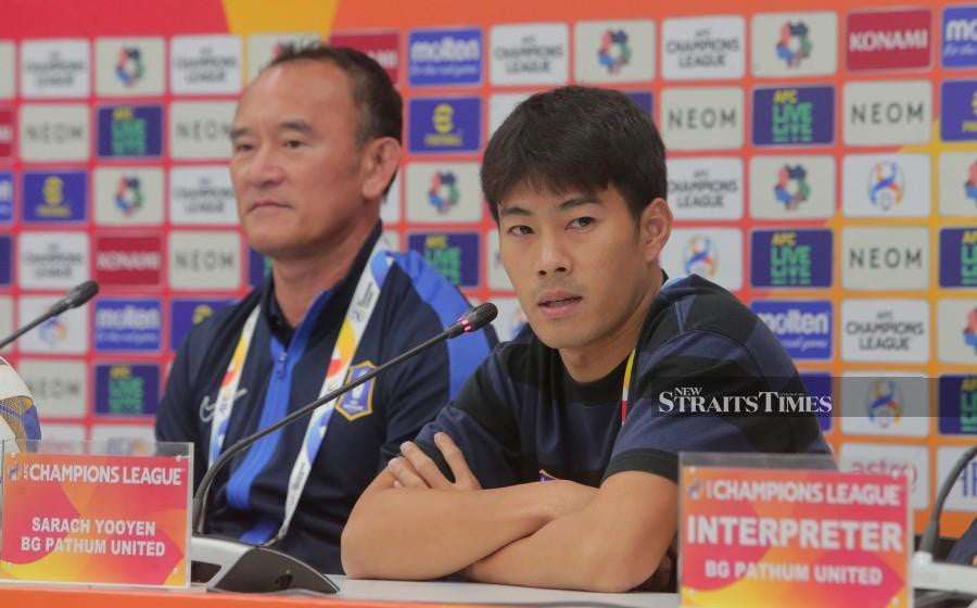 BG Pathum United FC are determined to achieve their first win of the season when they play Johor Darul Ta'zim (JDT) in the Asian Champions League (ACL) at Sultan Ibrahim Stadium. BG Pathum coach Surachai Jaturapattarapong (left) said bringing home three points from the Group I clash would offer some form of consolation after losing all their ACL matches so far this season. -NSTP/NUR AISYAH MAZALAN