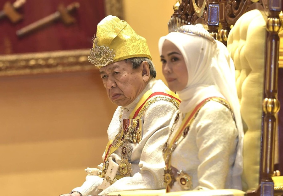 In celebration of the Sultan of Selangor, Sultan Sharafuddin Idris Shah's 78th birthday, 97 people received state honours. -BERNAMA PIC