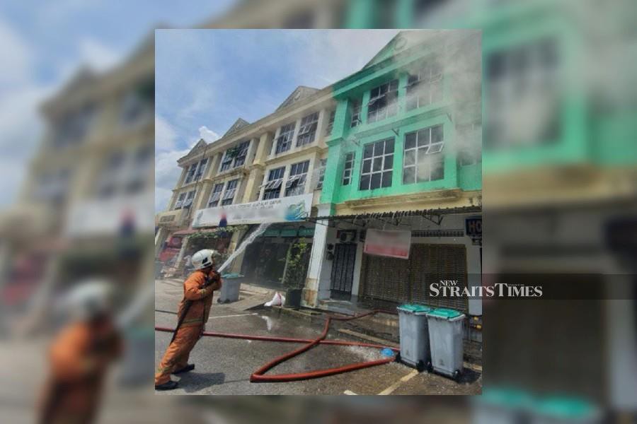 A man died in a fire at a three-story shop in Taman Mutiara, Pontian, Johor. -NSTP/TOGI MARZUKI