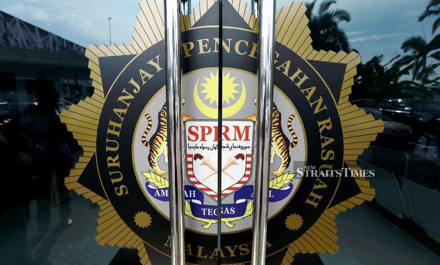 The government has distanced itself from three Malaysian Anti-Corruption Commission (MACC) officers accused of robbing and extorting bribes from a Chinese national, reports said. -NSTP FILE