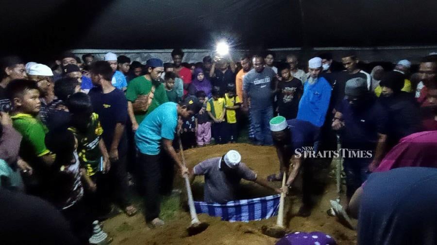 Two-year-old Muhammad Luth Syauqi Abdul Rahman, one of two boys who died eating snacks laced with rat poison, was laid next to his brother’s grave. -NSTP/ZULIATI ZULKIFFLI 