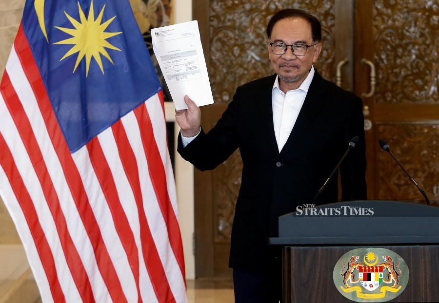 PUTRAJAYA 12 DECEMBER 2023. Perdana Menteri, Datuk Seri Anwar Ibrahim menunjukkan senarai nama selepas sidang media berkaitan rombakan kabinet di Putrajaya. NSTP/MOHD FADLI HAMZAH