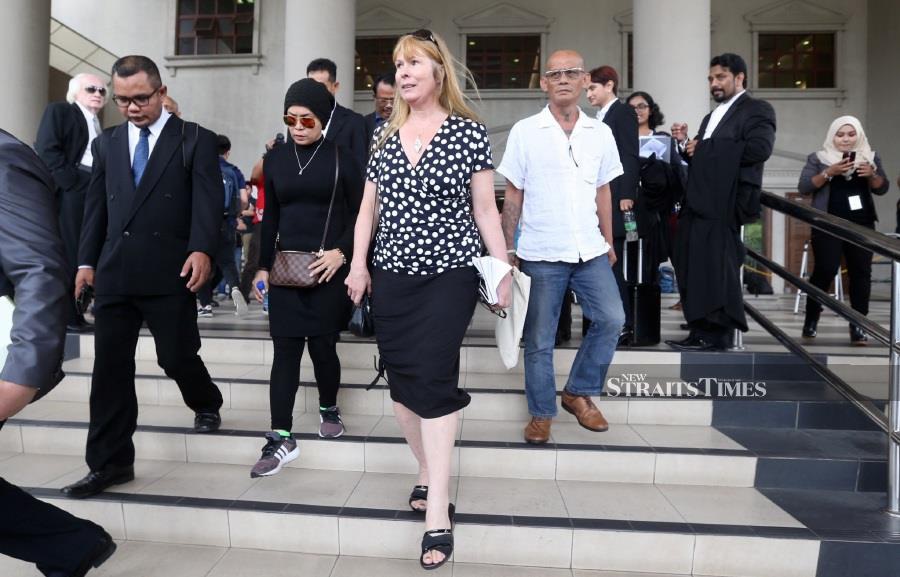 (FILE PHOTO) Sarawak Report editor Clare Rewcastle-Brown (centre) and two others were ordered to pay RM300,000 for making defamatory statements against the Sultanah of Terengganu, Sultanah Nur Zahirah in her book, “The Sarawak Report – The Inside Story of the 1Malaysia Development Bhd (1MDB) Exposé”. -NSTP FILE/MOHAMAD SHAHRIL BADRI SAALI