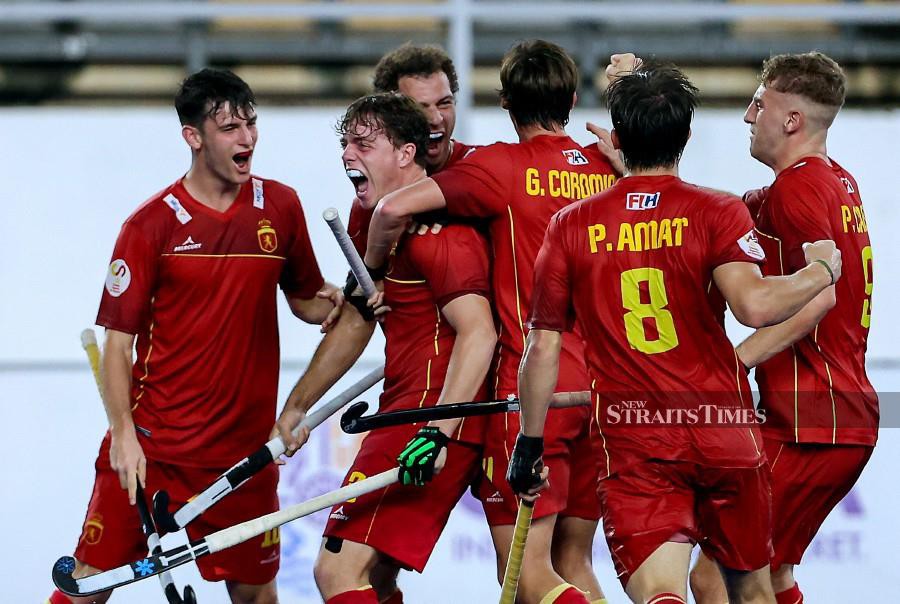 Spain celebrates after defeating Pakistan 4-2 in the 2023 Junior World Cup of Hockey quarter-final match at the National Hockey Stadium. -BERNAMA PIC