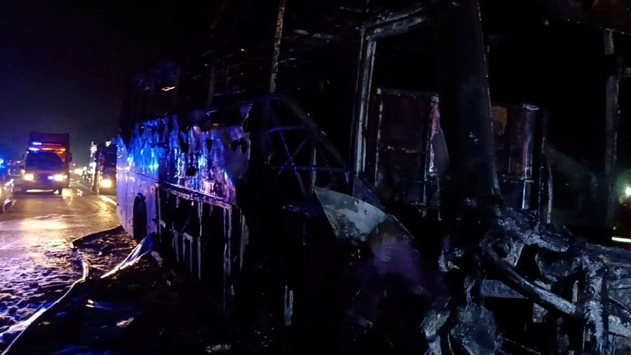 An express bus caught fire in an accident at Kilometre 198 of the North-South Highway (northbound). -NSTP/MEOR RIDUWAN MEOR AHMAD