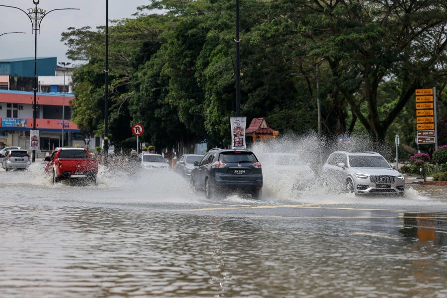 A total of 56 roads closed due to flood disasters, damaged bridges and landslides. -BERNAMA PIC