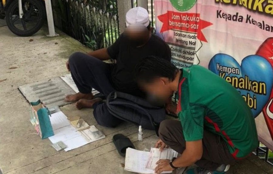 The Immigration Department detained 10 foreigners for begging at Masjid Saidina Abu Bakar, Jalan Ara, Bangsar. -PIC COURTESY OF IMMIGRATION DEPARTMENT