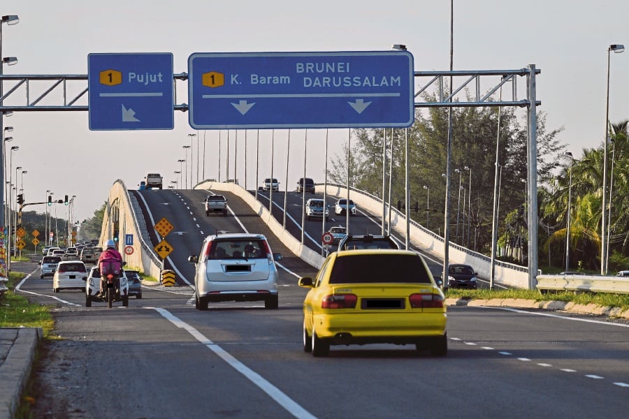 The Pan Borneo Highway. The government has been urged to discuss with the Brunei government on the possibility of introducing a passport-free travel system at the land checkpoints of the two countries. -BERNAMA PIC