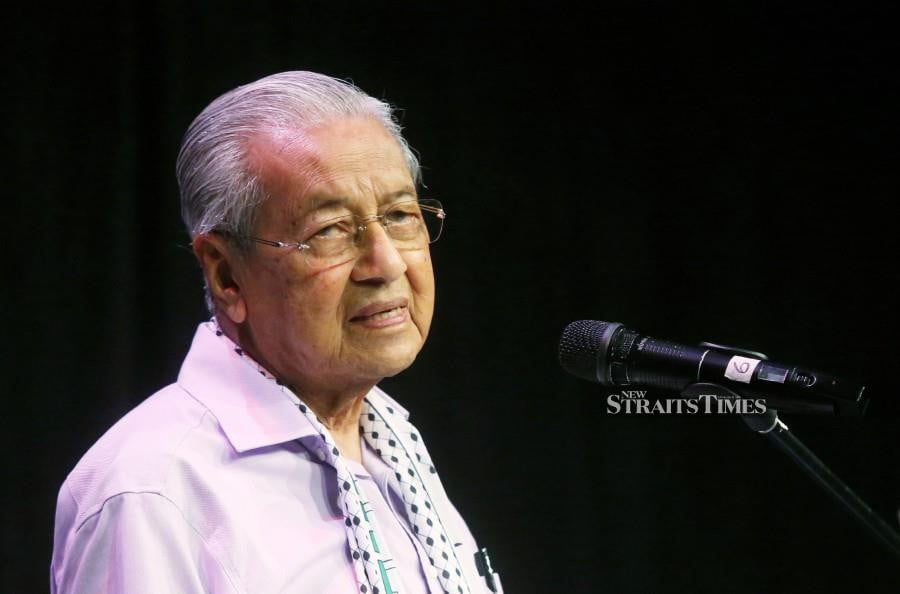 Tun Dr Mahathir Mohamad has called the Prime Minister to provide evidence on the former’s alleged attempt to bribe the Yang di-Pertuan Agong to oust the government. -NSTP/ROHANIS SHUKRI
