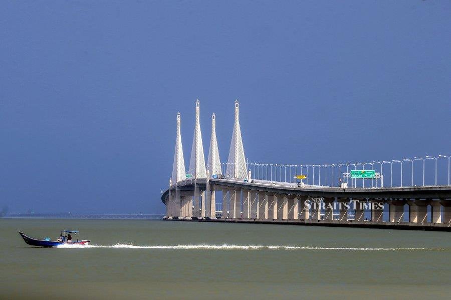 The Penang Bridge will be temporarily closed for the 2023 Penang Bridge International Marathon from 12.01 am until 10 am on Sunday (Dec 17). - NSTP/DANIAL SAAD