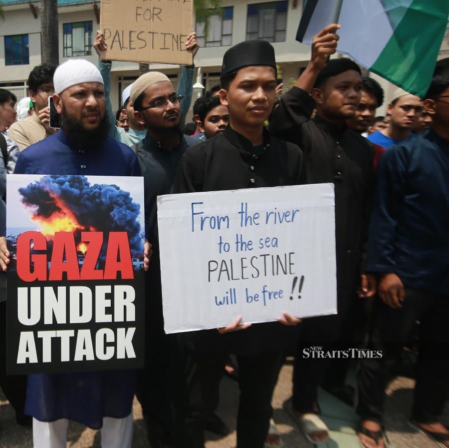 IIUM Da'awah Council and students join a solidarity march at the IIUM Shas Mosque to demonstrate support and raise awareness for their Palestinian brothers and sisters. -NSTP/GENES GULITAH
