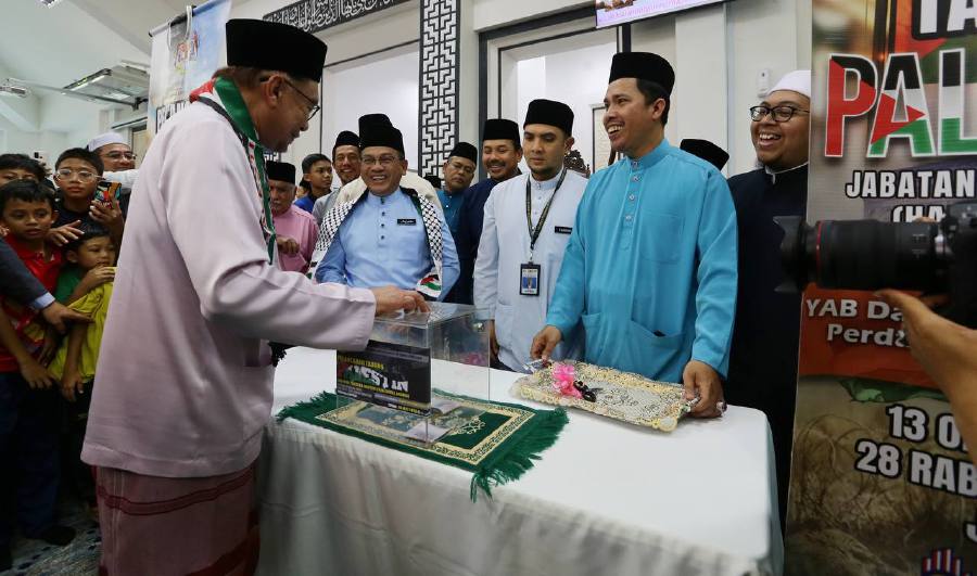 Prime Minister Datuk Seri Datuk Seri Anwar Ibrahim spent some time mingling. -NSTP/MOHD FADLI HAMZAH
