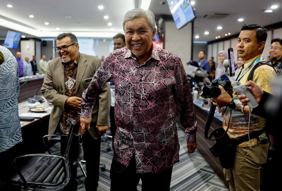 Datuk Seri Dr Ahmad Zahid Hamidi denied claims that an opposition member of parliament was intimidated and threatened into supporting the leadership of Prime Minister Datuk Seri Anwar Ibrahim. -BERNAMA PIC