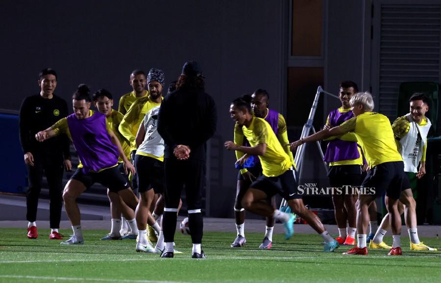 Head coach, Kim Pan Gon (centre) with the Harimau Malaya squad players during a training session ahead of 2023 Asian Cup match against Jordan at Qatar University. -NSTP/HAIRUL ANUAR RAHIM