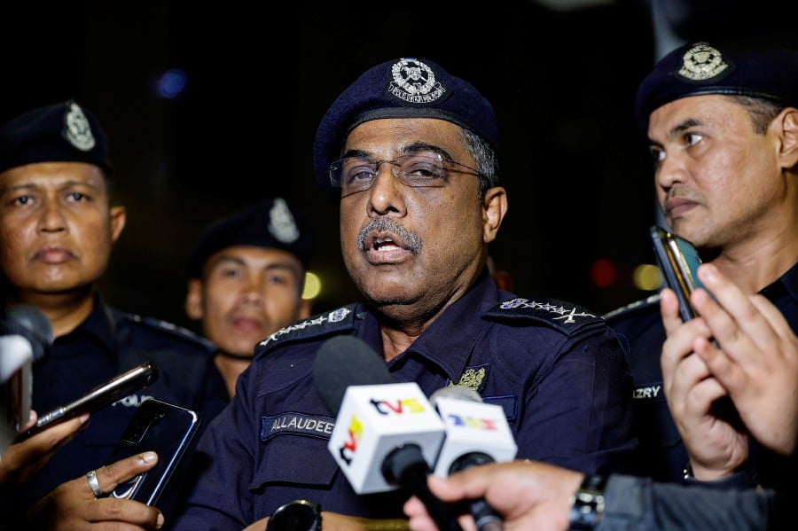 Kuala Lumpur police chief Datuk Allaudeen Abdul Majid during the Kuala Lumpur Police Chief's Walkabout Programme. -BERNAMA PIC