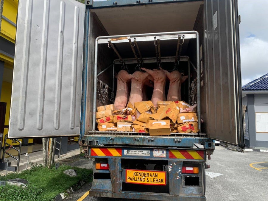 Frozen pork and chicken are classified as prohibited import items under Item 1, Schedule Three/Part I of the Customs (Prohibition on Imports) Order 2023. -PIC COURTESY OF KELANTAN CUSTOMS DEPARTMENT