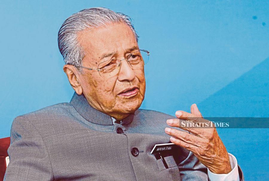 (FILE PHOTO) Tun Dr Mahathir Mohammad. Social Protection Contributor Advisory Association Malaysia (SPCAAM) has hit out at Mahathir for his recent comments on race and religion in an interview. -NSTP FILE
