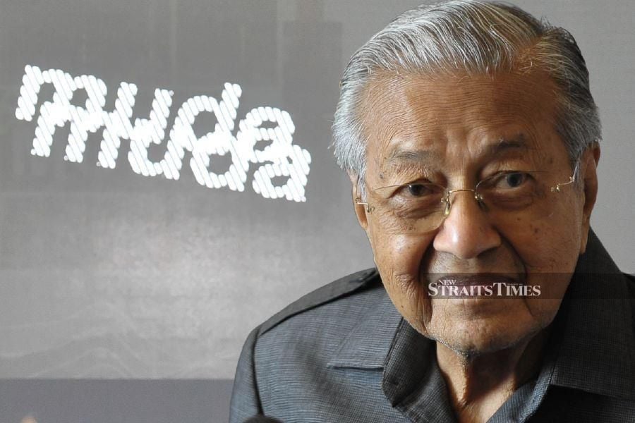 Muda has called on Tun Dr Mahathir Mohamad to apologise for saying that Malaysian Indians and Chinese are “not completely loyal to the country”. -FILE