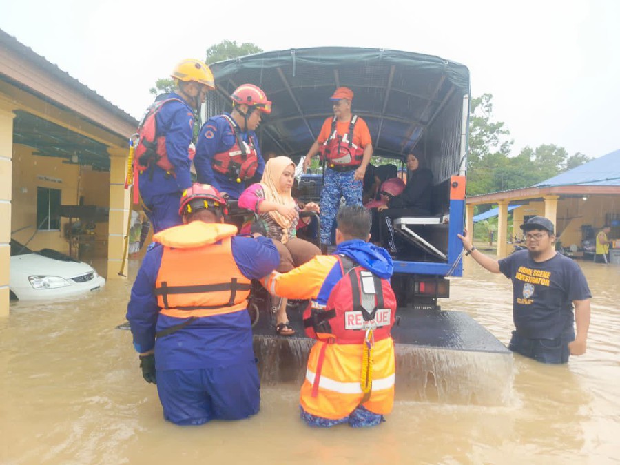 A total of 1,842 flood evacuees are still taking shelter at 18 relief centres in Johor and Pahang. -PIC COURTESY OF APM JOHOR