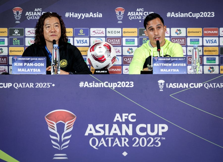 National head coach, Kim Pan Gon, and Harimau Malaya captain, Matthew Davies (right), during the press conference before the group E match between Malaysia and Jordan in conjunction with the 2023 Asian Cup at the Utama Media Centre. -BERNAMA PIC