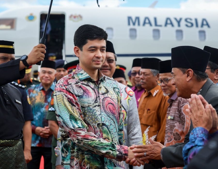 The Regent of Pahang, Tengku Hassanal Ibrahim Alam Shah Al-Sultan Abdullah Ri’ayatuddin Al-Mustafa Billah Shah, arrived at the Kuching International Airport (LTAK) today (January 15) for a five-day official visit to Sarawak. -BERNAMA PIC