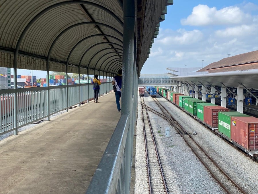 After being closed for almost four years, the pedestrian bridge that links Padang Besar KTM railway station and the Immigration, Customs, Quarantine, and Security (ICQS) Complex has finally reopened. -PIC CREDIT: FACEBOOK/IZIZAM IBRAHIM ADI