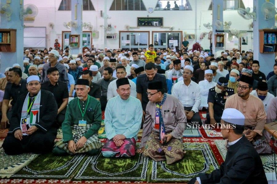 Prime Minister Datuk Seri Anwar Ibrahim performed Friday prayers at Surau Al-Kauthar in Bangi. -NSTP/ASYRAF HAMZAH