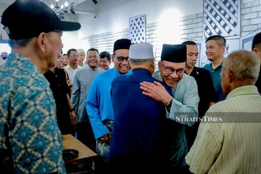Prime Minister Datuk Seri Anwar Ibrahim chose Bandar Baru Bangi as his latest location to meet the people. He arrived around 12.52pm at Restoran Mak Kimbong and was welcomed by Bangi member of parliament Syahredzan Johan. -NSTP/ASYRAF HAMZAH