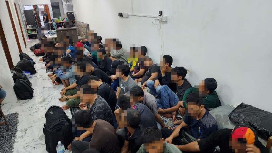 A group of 56 Indonesian illegal immigrants were packed like sardines at a hostel in Jalan Kebun, Shah Alam. -PIC CREDIT: HARIAN METRO