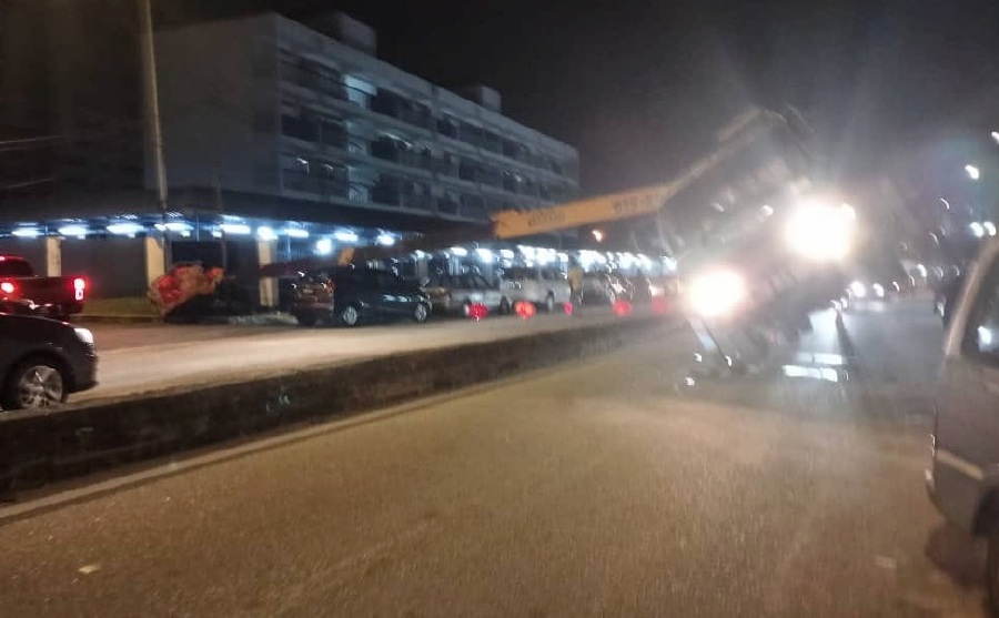 A crane lost its balance and collided with a car on the roadside when the workers were installing decorative lights. -PIC CREDIT: FACEBOOK/WARGA SALAK SELATAN/SRI PETALING/KUCHAI LAMA