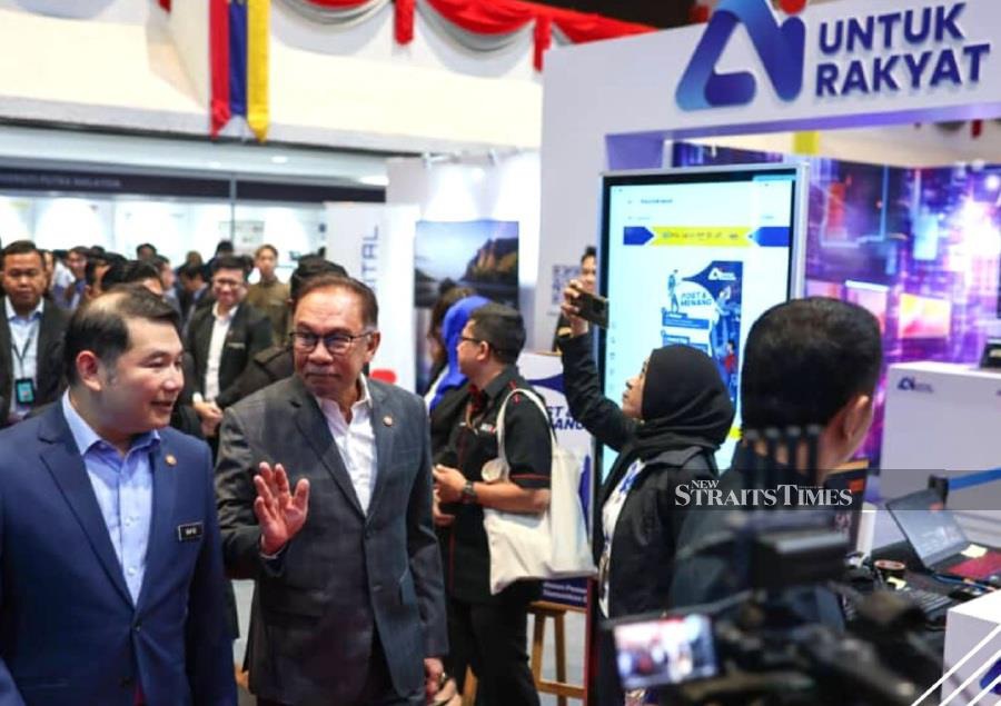 Prime Minister Datuk Seri Anwar Ibrahim and Economy Minister Rafizi Ramli at the launch of of AI Untuk Rakyat programme. -BERNAMA PIC