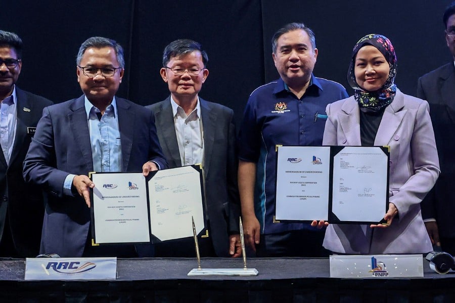 Transport Minister Anthony Loke with Chief Minister Chow Kon Yeow jointly witnessing the signing ceremony between Railway Assets Corporation (RAC) and Penang Housing Board (LPNPP) to develop three plots of RAC land in Kampung Manis. -BERNAMA PIC