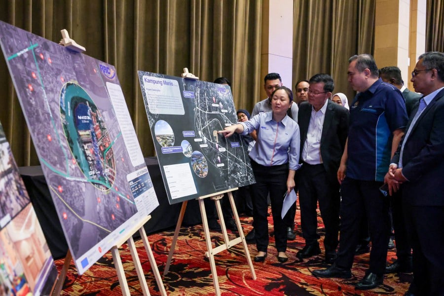 The development will see Kampung Manis transformed from a squatter to a modern development equipped with numerous facilities, including commercial centres. -BERNAMA PIC