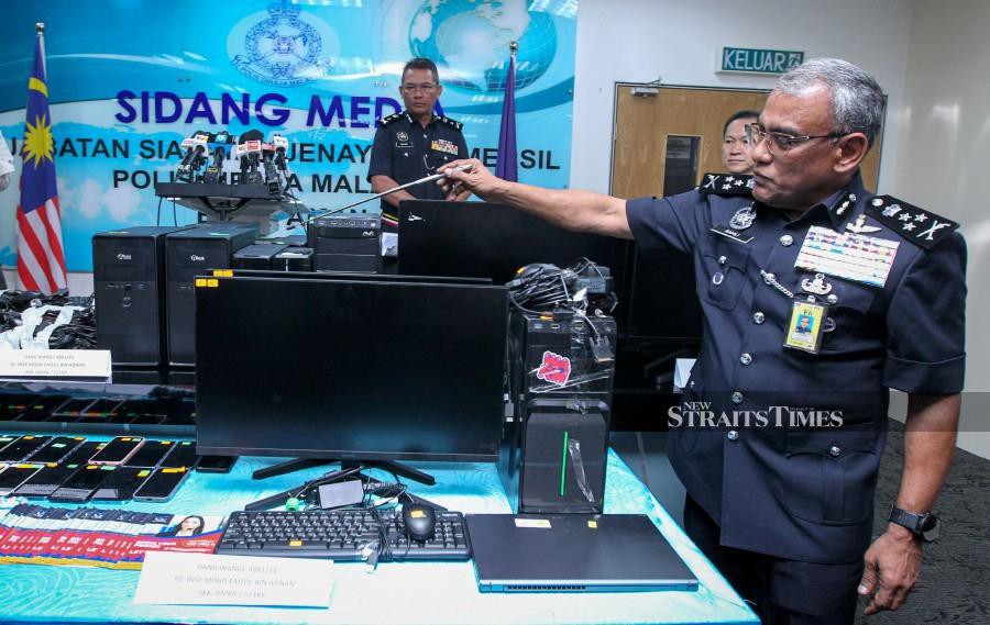 Bukit Aman Commercial Crime Investigation Department (CCID) director Datuk Seri Ramli Mohamed Yoosuf (right) said police have arrested nine suspects, including three women, believed to be involved in telephone scam activities impersonating insurance officers. -NSTP/AZIAH AZMEE