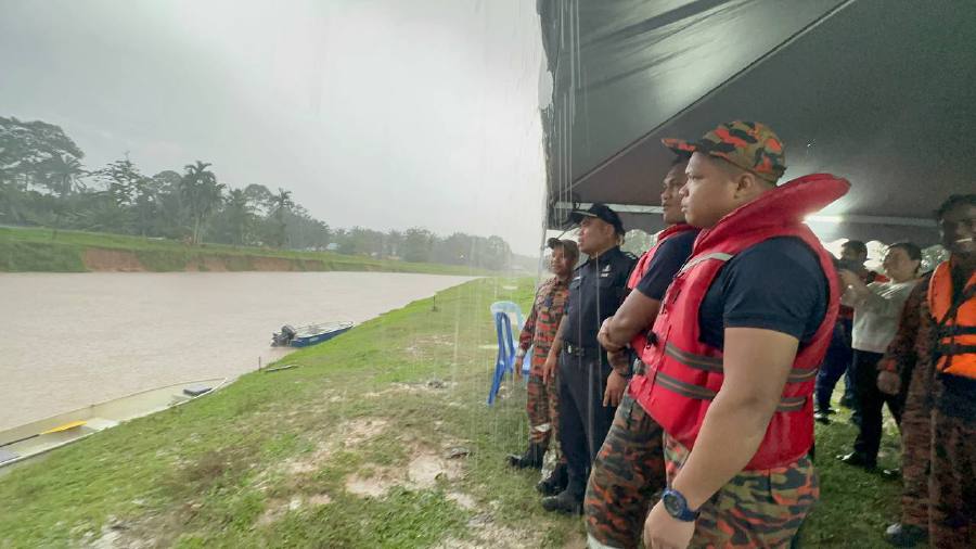 The search and rescue operation to locate a missing 73-year-old former commando has be intensified with 88 personnel with search in three zones, focusing on Sungai Mengkibol, Sungai Melantai and Sungai Paloh. -NSTP/MOHAMAD FAHD RAHMAT