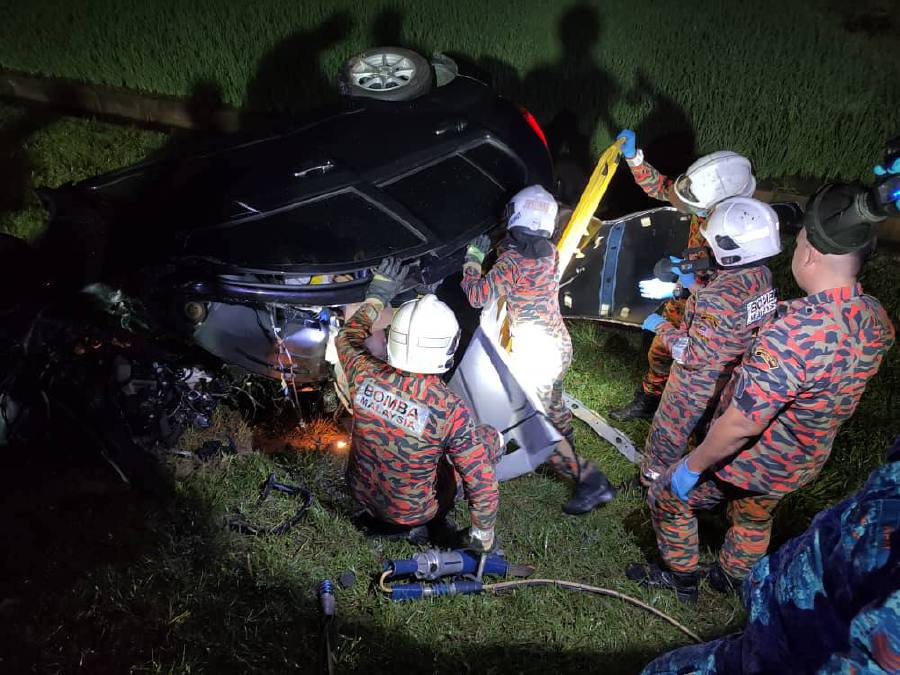 Police have detained the BMW driver involved in a fatal crash which claimed the lives of two friends at Jalan Permatang Baru for investigation. -PIC COURTESY OF FIRE AND RESCUE DEPARTMENT 
