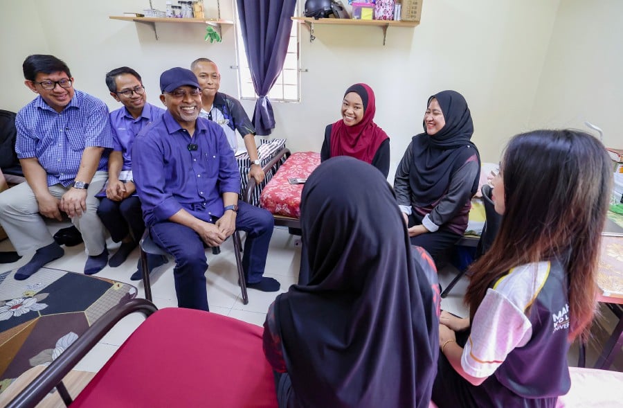 Higher Education Minister Datuk Seri Dr Zambry Abd Kadir visited the Ungku Omar Residential College at the Sultan Azlan Shah Campus, Universiti Pendidikan Sultan Idris (UPSI) in Tanjung Malim to hear the complaints and issues faced by students regarding accommodation. -BERNAMA PIC