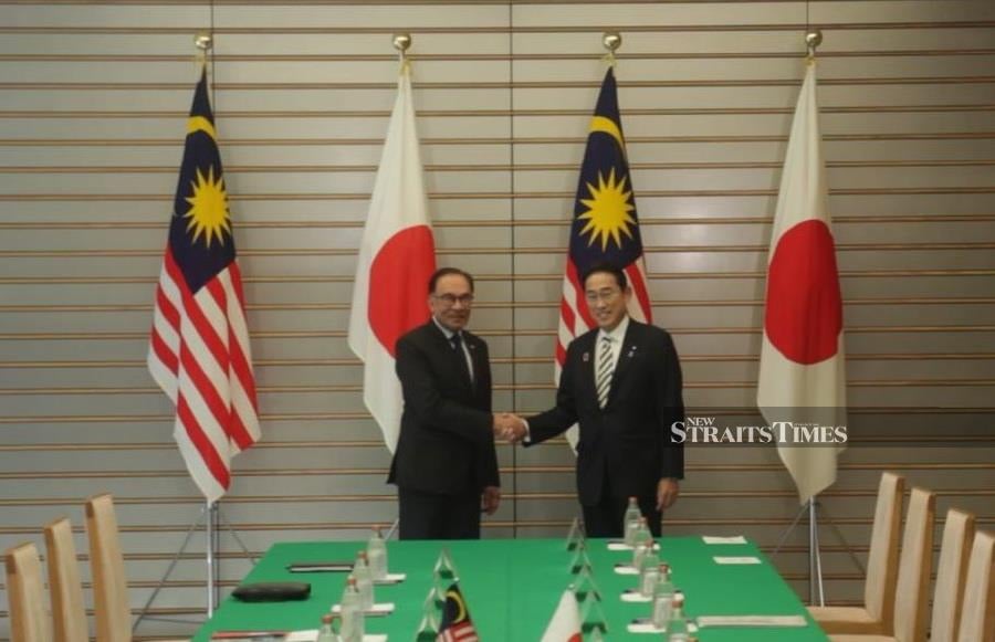 Prime Minister Datuk Seri Anwar Ibrahim (left) at Malaysia's bilateral meeting with Japanese Prime Minister Fumio Kishida as part of his five-day work visit to Tokyo for the Asean-Japan Commemorative Summit. -NSTP/HAZWEEN HASSAN